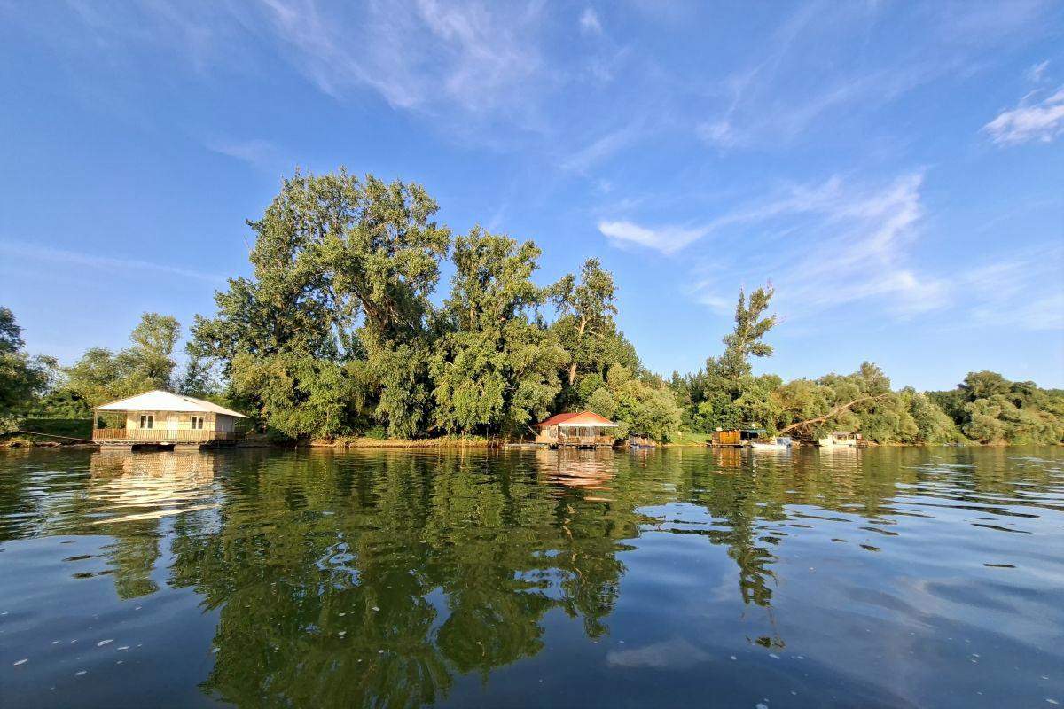 Kućice na obali Gročanske ade Kućice uz obalu Gročanske ade na Dunavu kod Grocke
