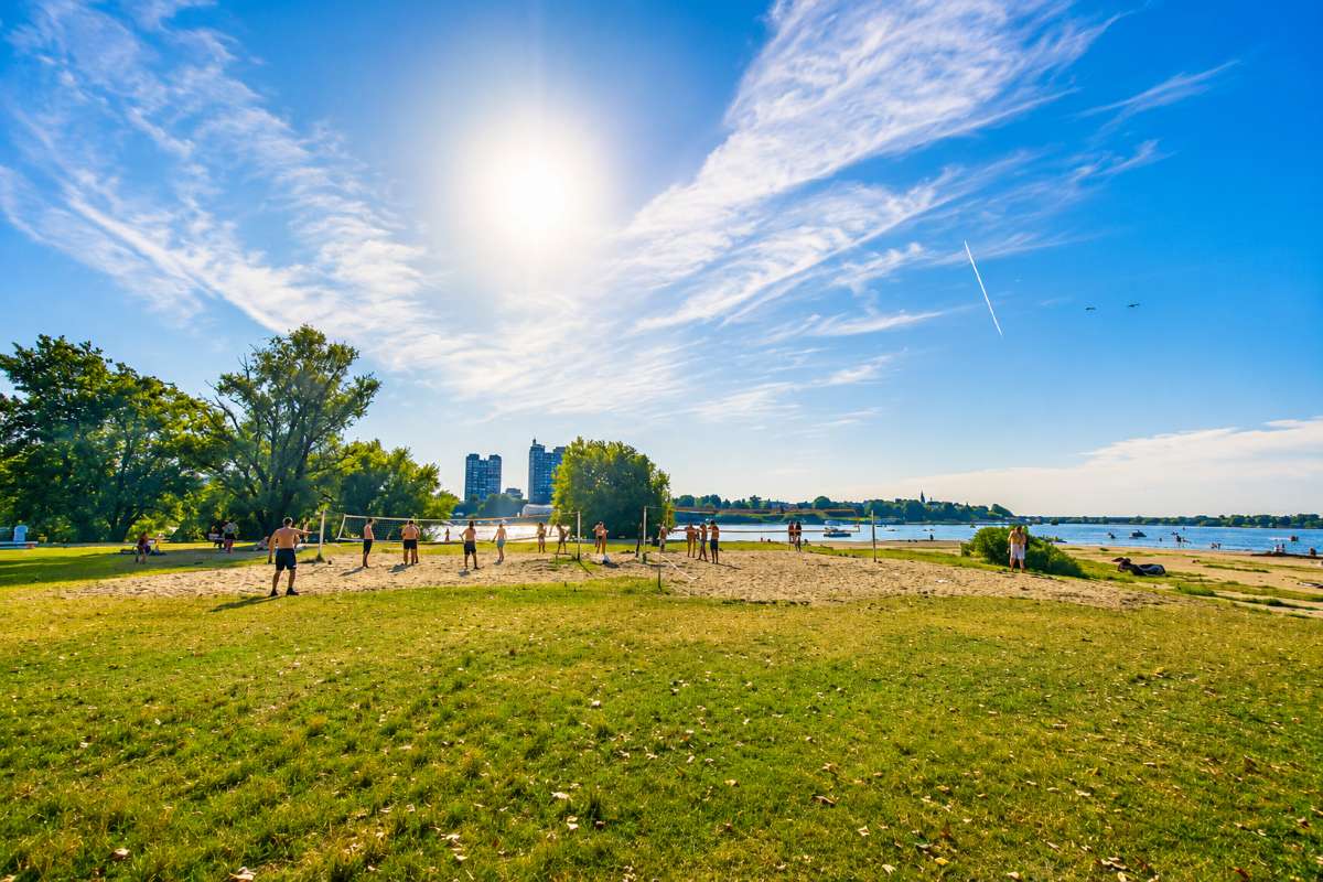 Lido plaža na Velikom ratnom ostrvu Lido plaža na Velikom ratnom ostrvu u Zemunu tokom letnjeg dana