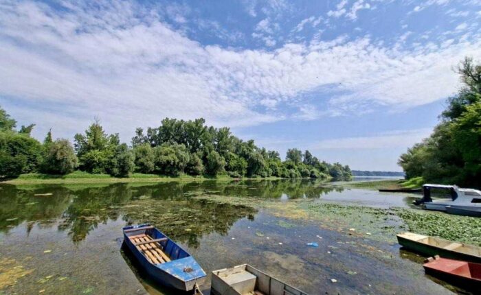 Skeljanska ada i reka Sava sa čamcima na obali kod Skele