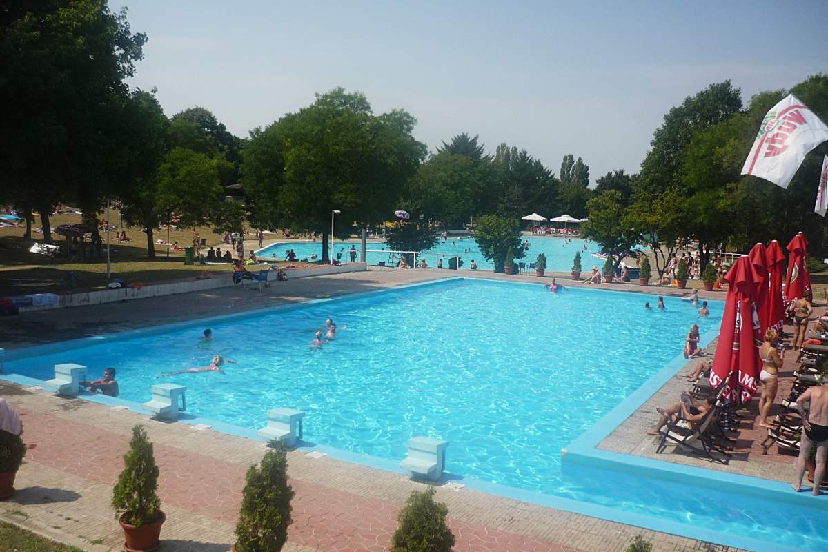 Otvoreni bazeni Sportskog centra Košutnjak sa zelenim površinama