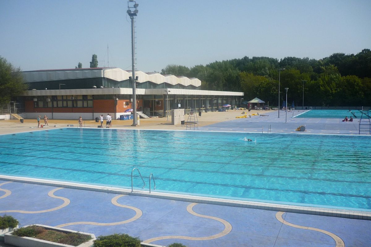 Otvoreni olimpijski bazen Sportskog centra Voždovac Veliki otvoreni bazen Sportskog centra Voždovac (SC Banjica)