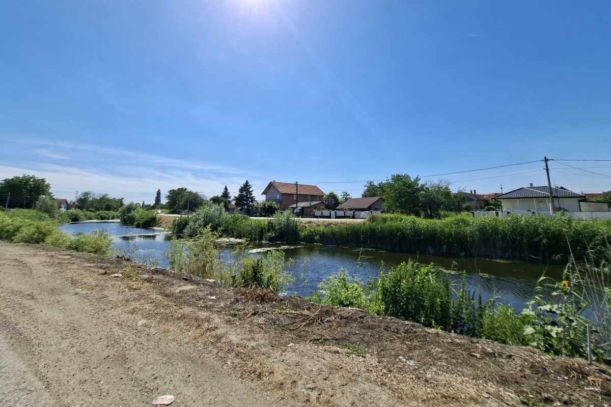 Kanal Sebeš – pogled na vodu Širok pogled na kanal Sebeš i okolinu