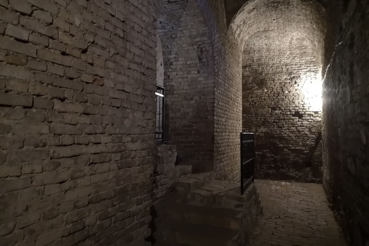 Podzemni prolazi Beograda Podzemni prolaz sa starim zidovima i zasvođenim hodnicima u Beogradu