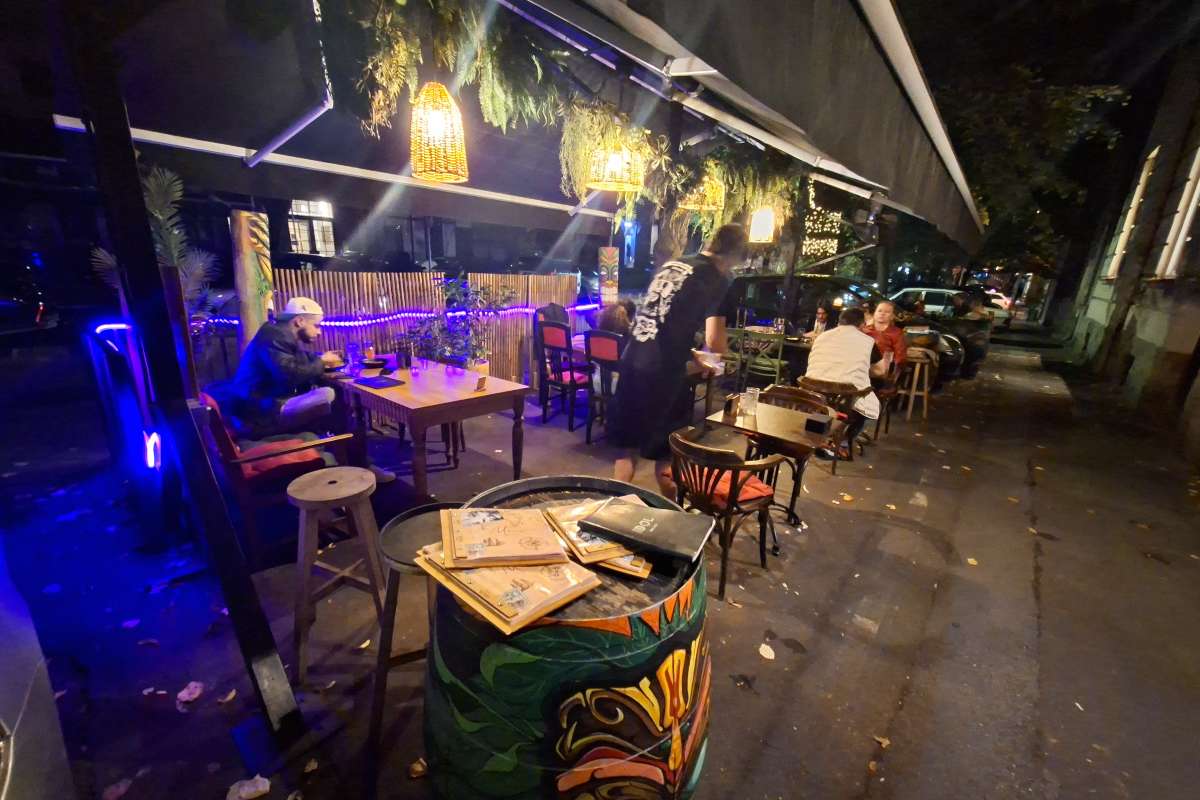 Stolovi i dekoracija u bašti restorana Idol na Dorćolu