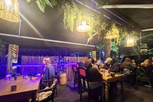 Bašta restorana Idol na Dorćolu sa dekorativnim osvetljenjem