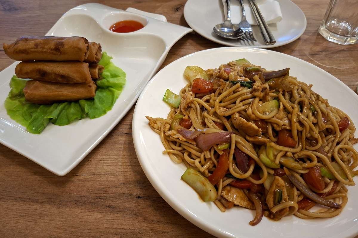 Silk Noodles – rezanci i prolećne rolnice Rezanci sa piletinom i povrćem i pržene prolećne rolnice u restoranu Silk Noodles